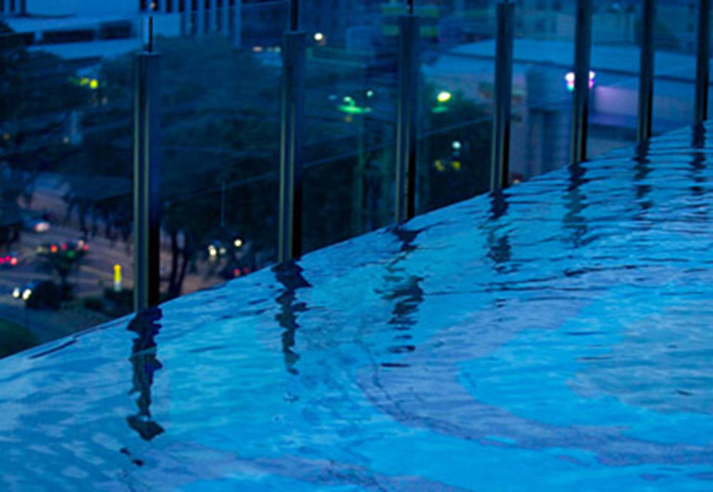 Gtower Hotel Kuala Lumpur Ngoại thất bức ảnh The glass facade at night